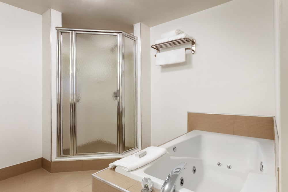 Suite, 1 King Bed, Jetted Tub - Photo 6