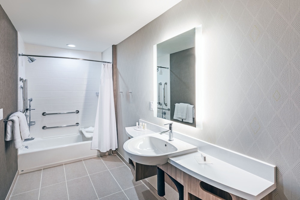 Suite, 2 Queen Beds (Mobility/Hearing Accessible, Tub) - Photo 6