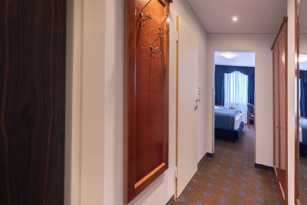 Suite, 1 Queen Bed with Sofa bed, Kitchenette (Family Room)