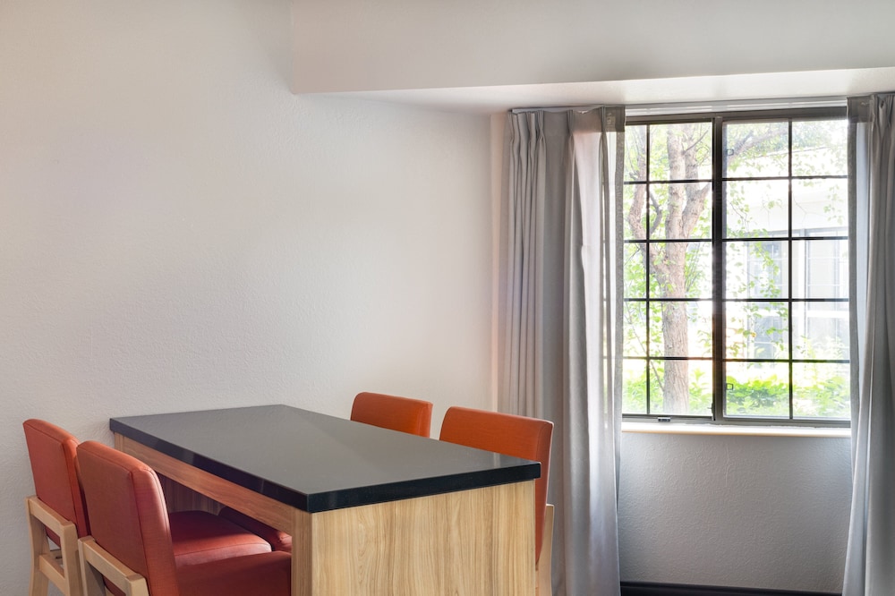 Suite, 1 Bedroom - Photo 3
