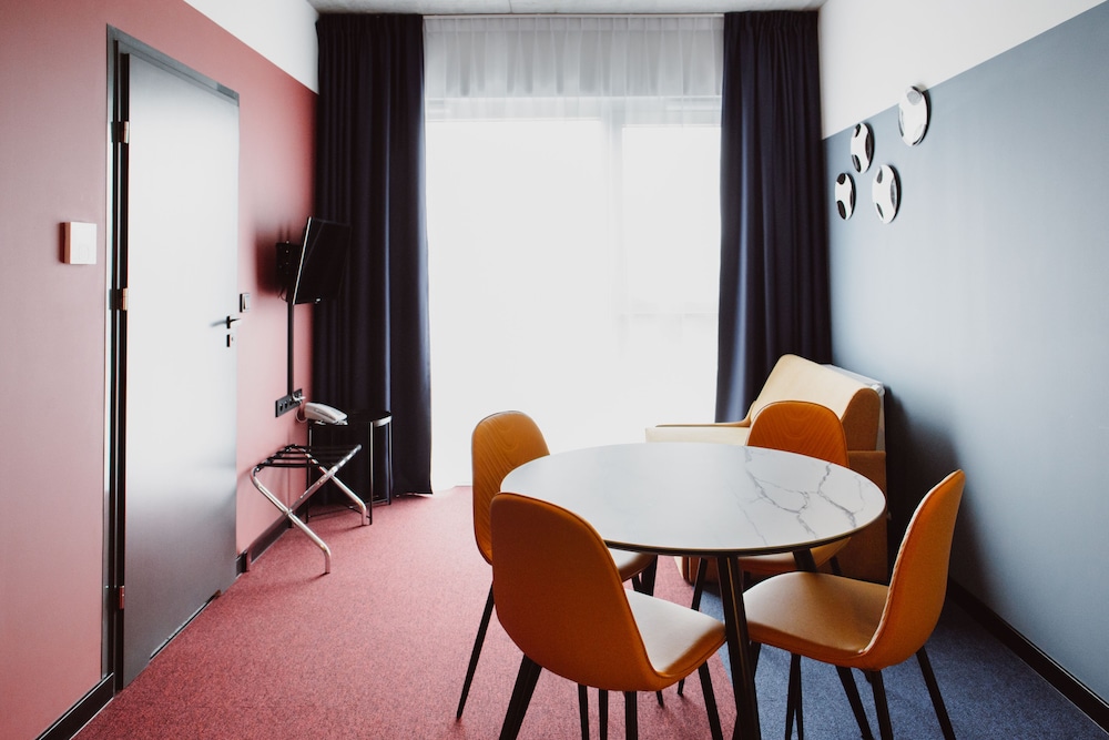 Basic Apartment - Photo 2