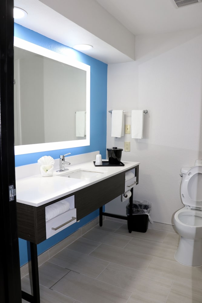 Suite, Multiple Beds, Non Smoking - Photo 4