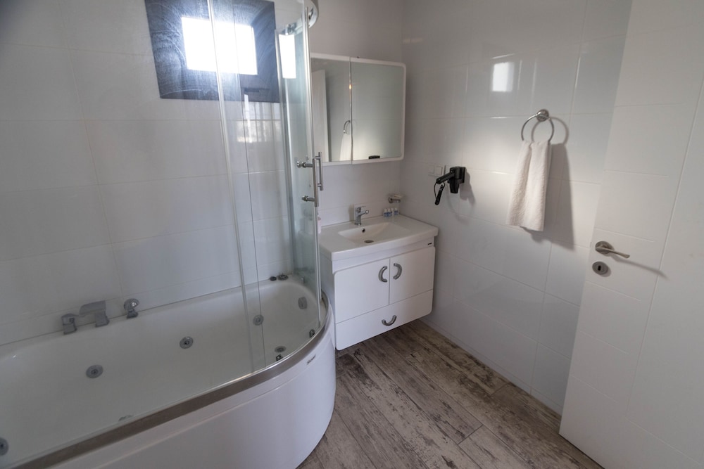 Superior Studio Suite, 1 King Bed, Sea View photo 2