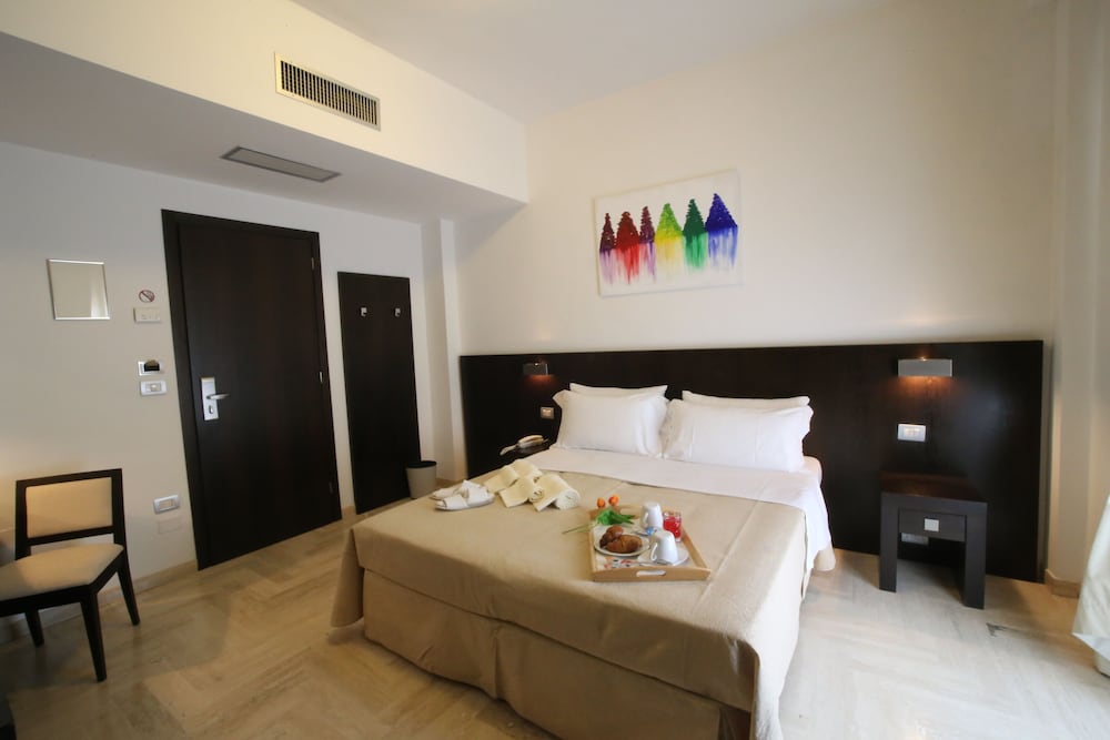 Classic Double or Twin Room - Photo 11