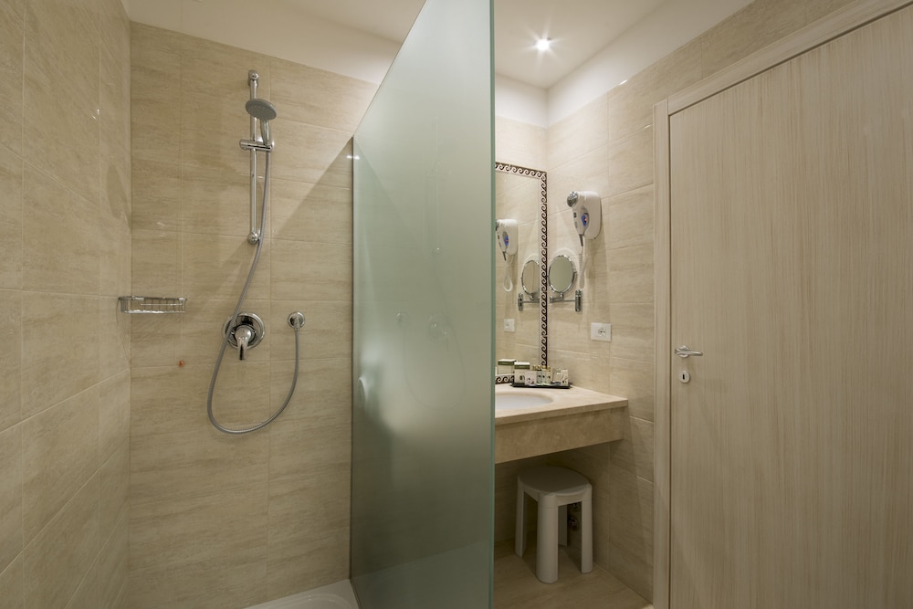 Superior Double Room Single Use - Photo 9