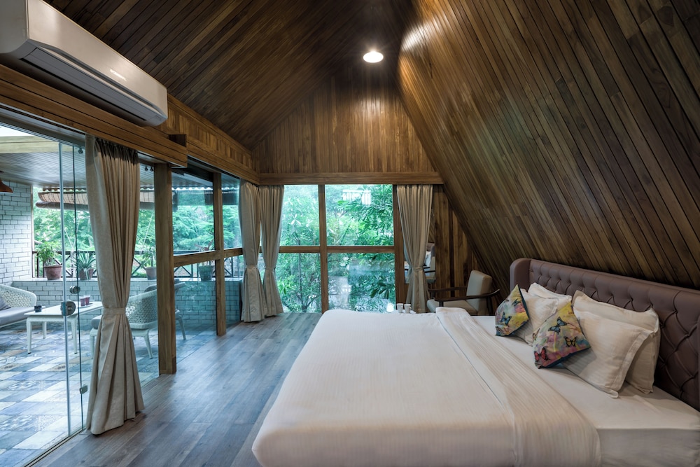 Deluxe Chalet, Poolside