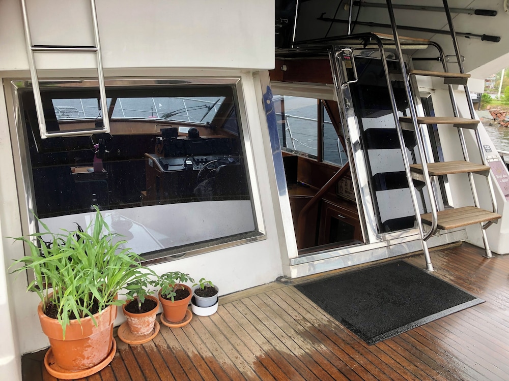 Boat with sea view photo 3
