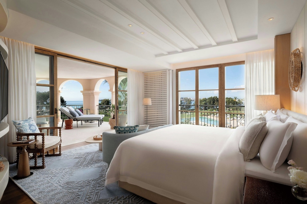 Astor Suite Main Building, 1 King bed, Seafront thumbnail 6