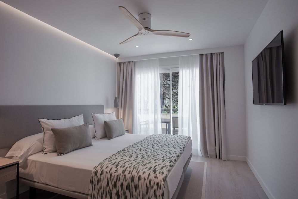 Deluxe Room, Partial Sea View