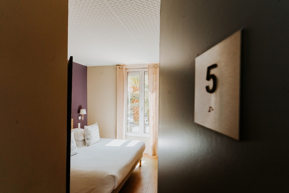 Standard Double Room - Photo 16