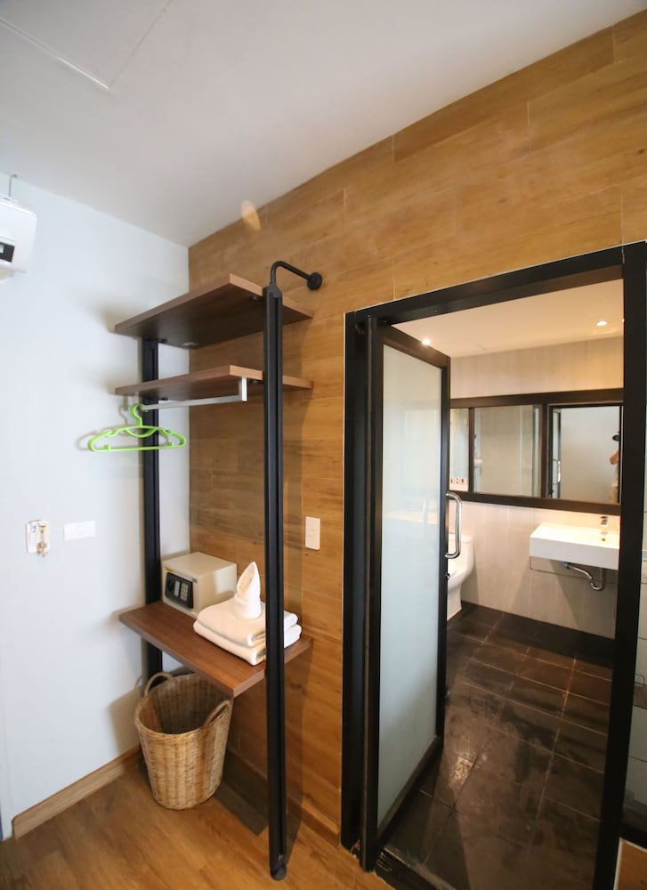 Superior Room, 1 King Bed photo 3