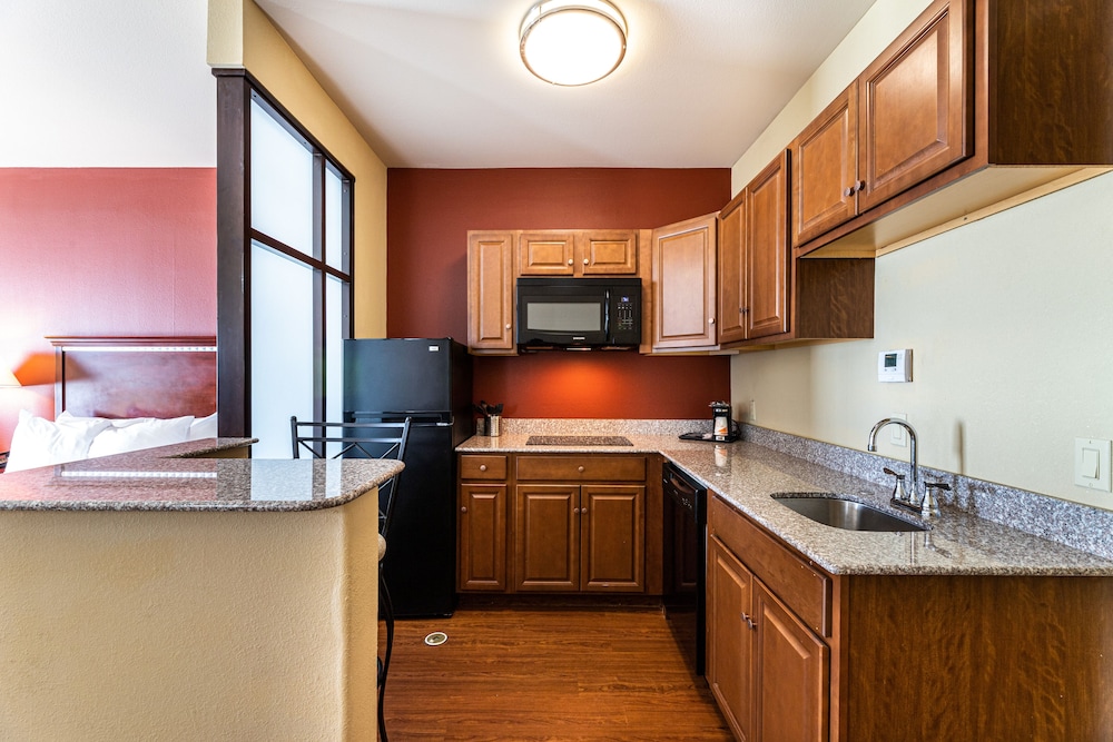 Suite, 2 Queen Beds, Non Smoking, Kitchenette (City/Lake Views) photo 2