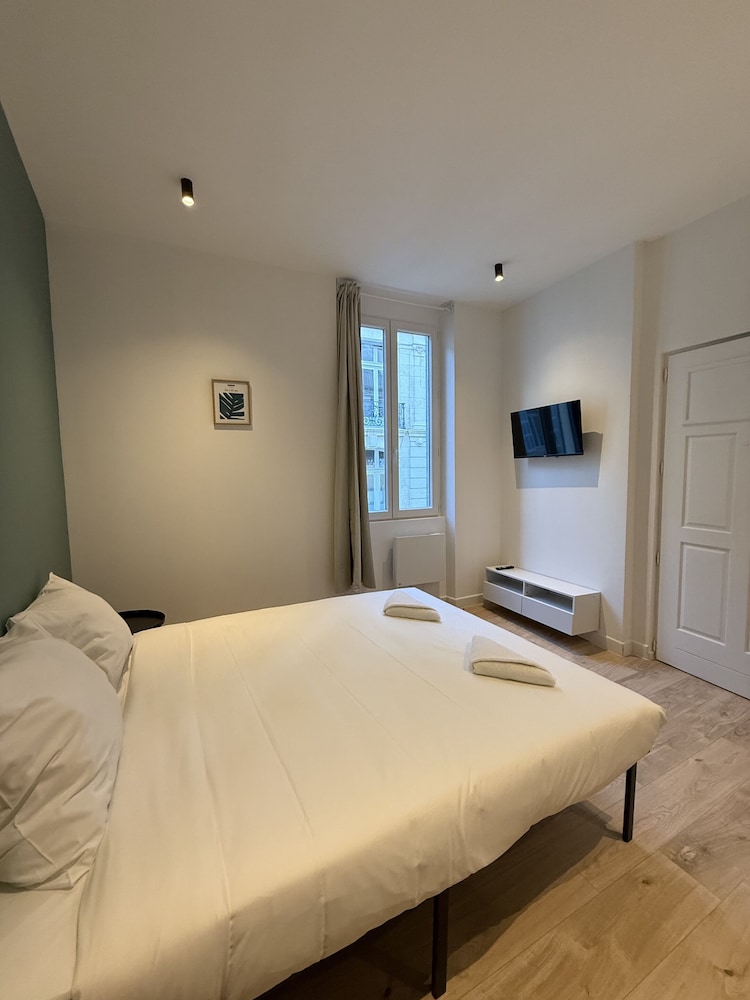 Standard Studio, Ensuite