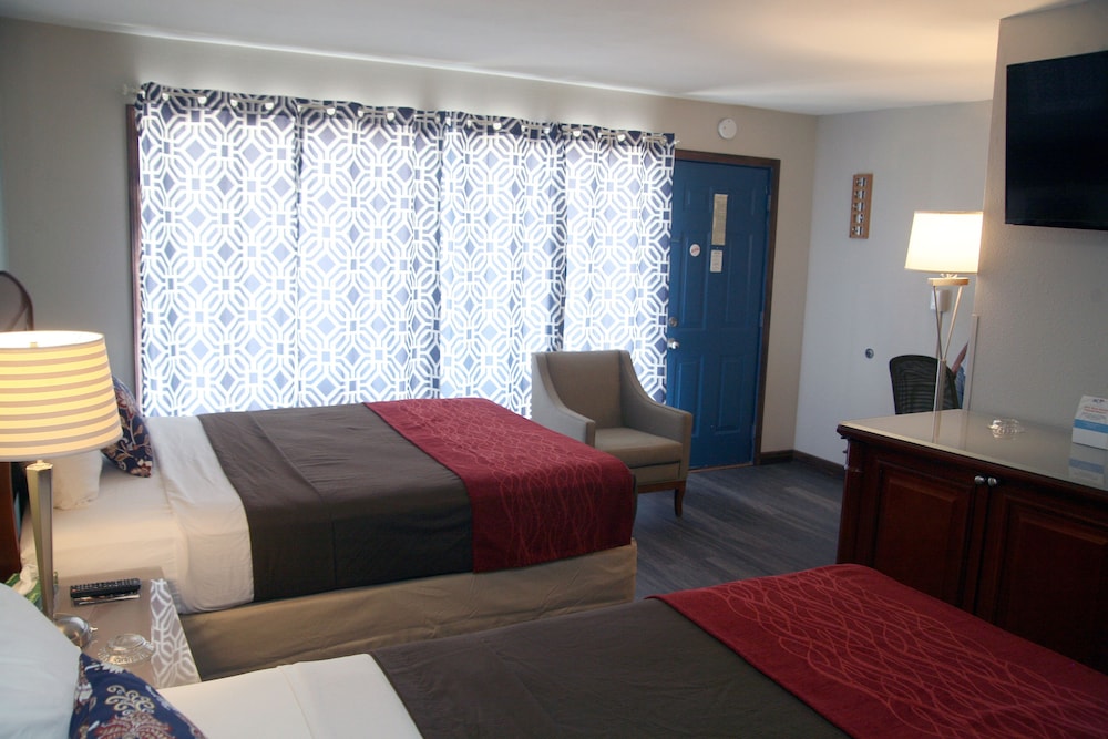 Basic Double Room, 2 Queen Beds, Smoking, City View photo 3
