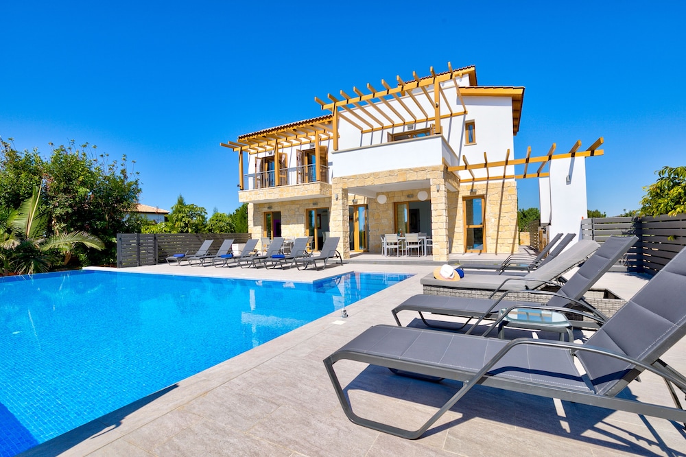 Luxury Villa photo 1