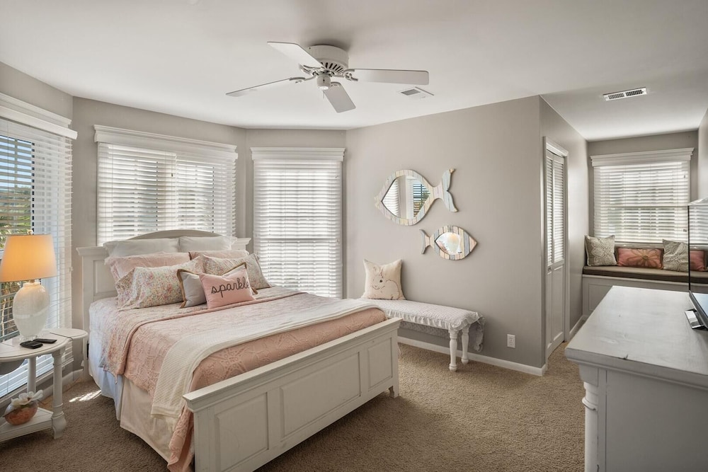 House, Multiple Beds, Kitchen, Golf View photo 1