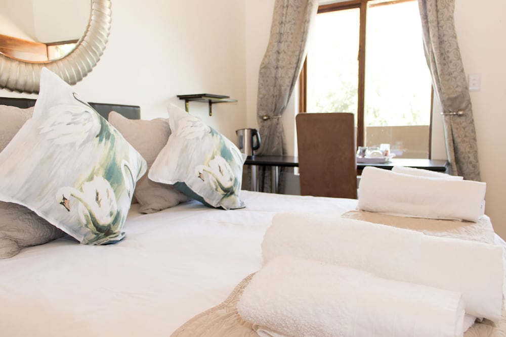 Standard Room, 1 Queen Bed, Ensuite, Garden View photo 1