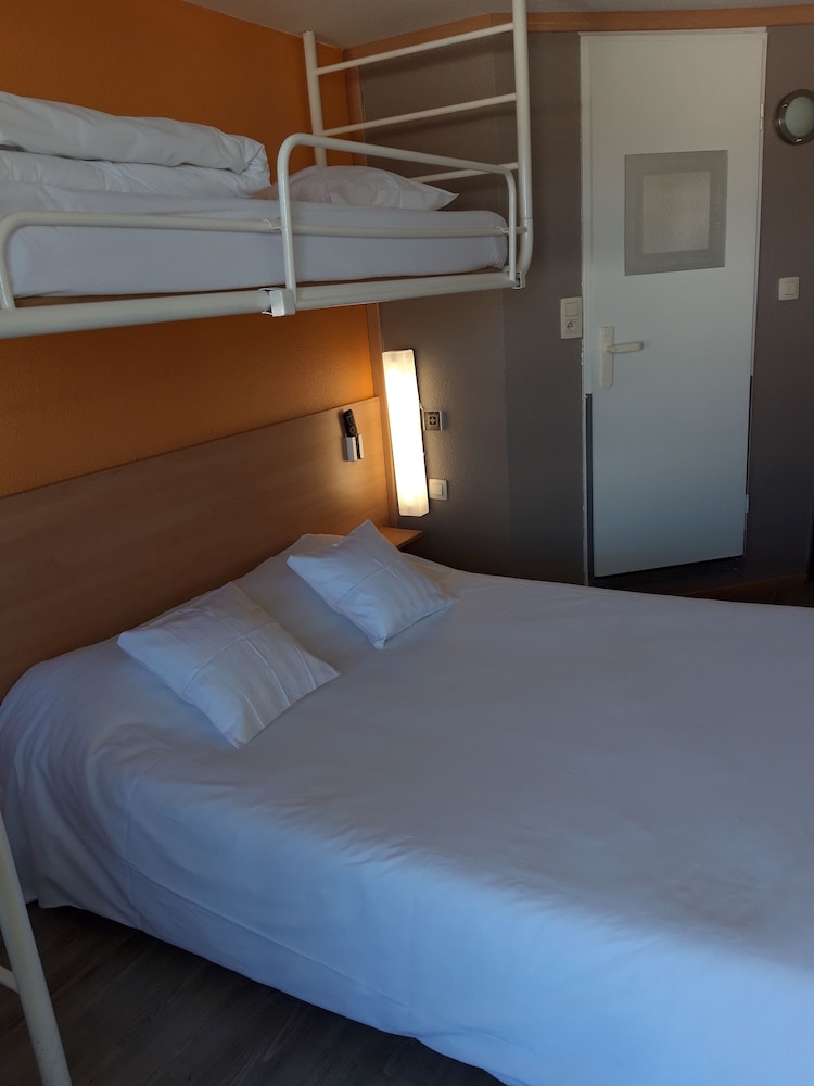 Standard Room, Multiple Beds (1 Double and 1 Single bed) - Photo 6