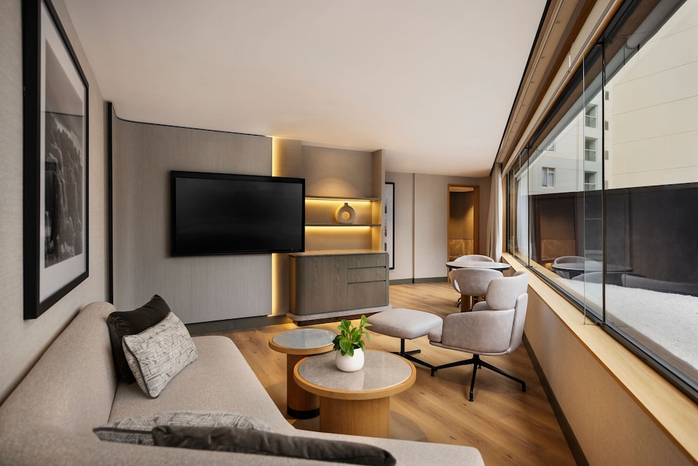 Executive Suite, 1 Bedroom, City View (Corner) - Photo 1