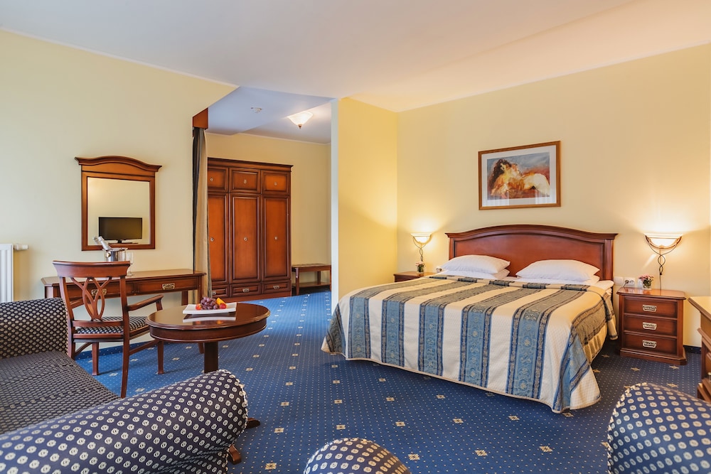 Suite, 1 King Bed, Non Smoking photo 3