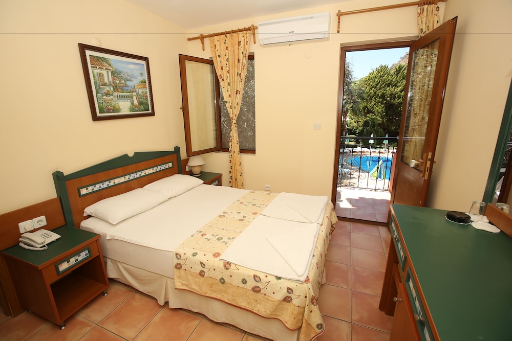 Double Or Twin Room, Pool View photo 3