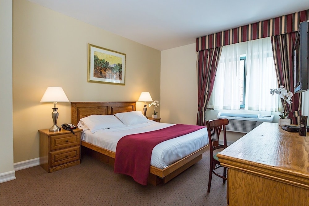 Deluxe Room, 1 Queen Bed photo 1