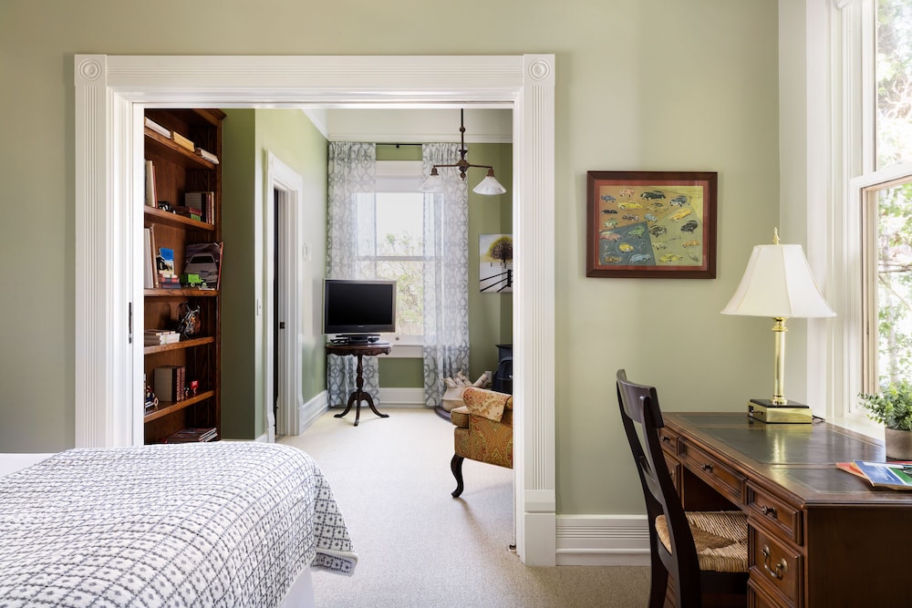Superior Suite, 1 Queen Bed, Fireplace photo 3