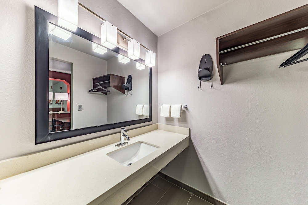 Superior Room, 1 King Bed, Jetted Tub (Smoke Free) - Photo 5