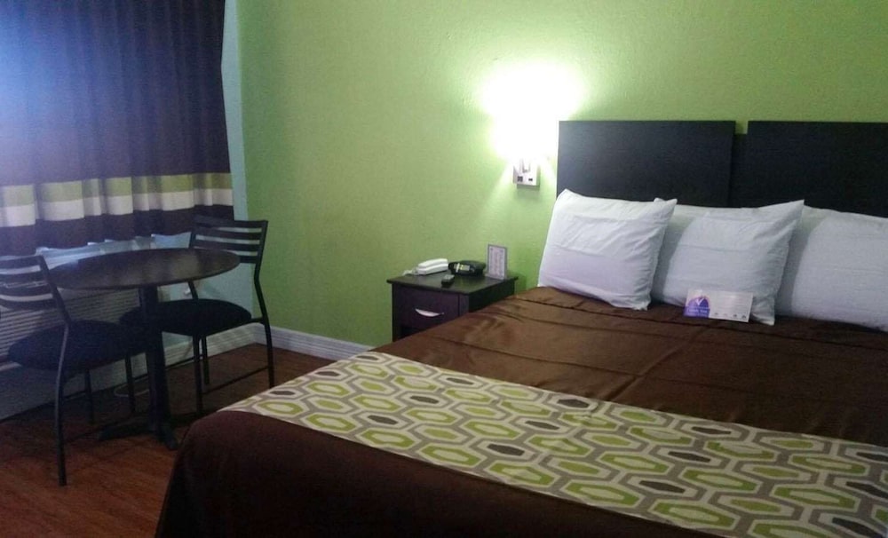 Room, 1 Queen Bed, Smoking - Photo 7