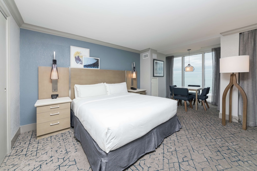 King Bed Junior Suite accessible ocean front w/ roll-in shower photo 3