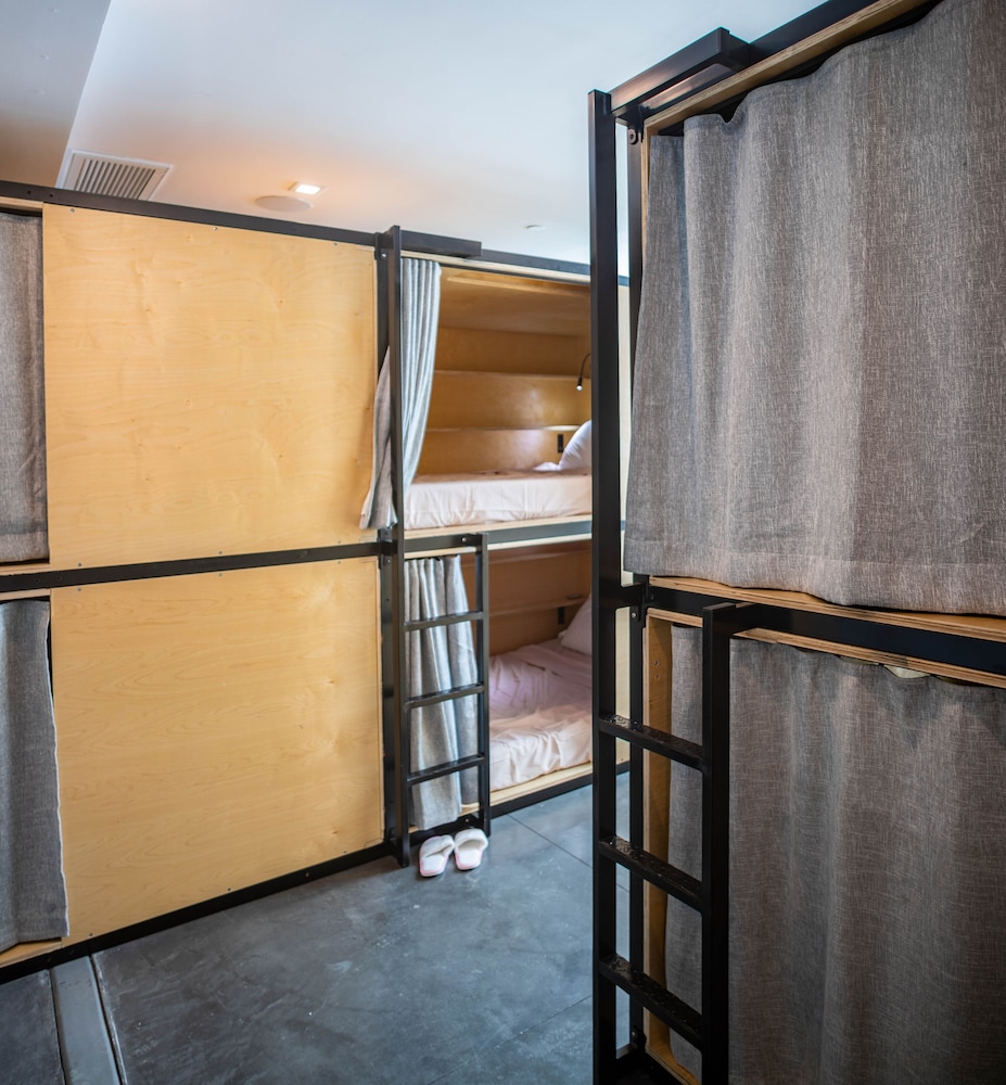 Comfort Shared Dormitory, Women only