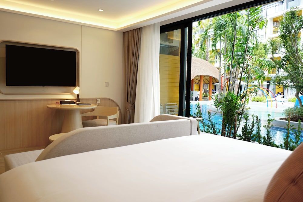 Grand Room, 1 King Bed, Pool Access (Deluxe) - Photo 5