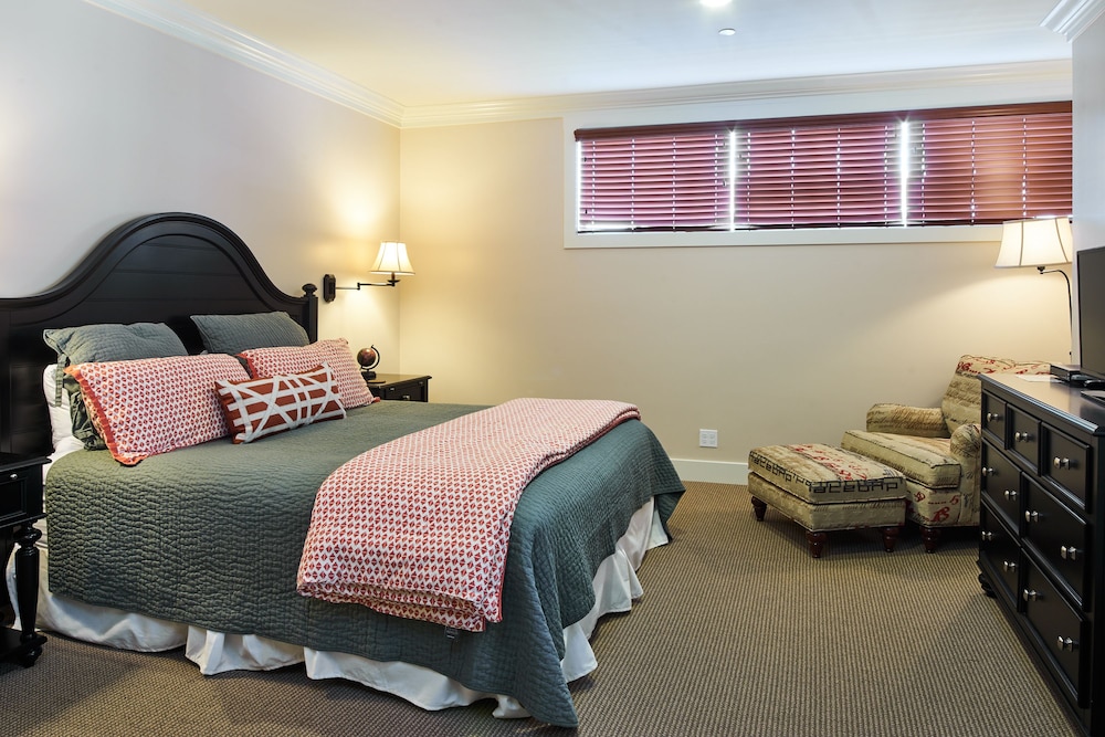 Carriage House 105