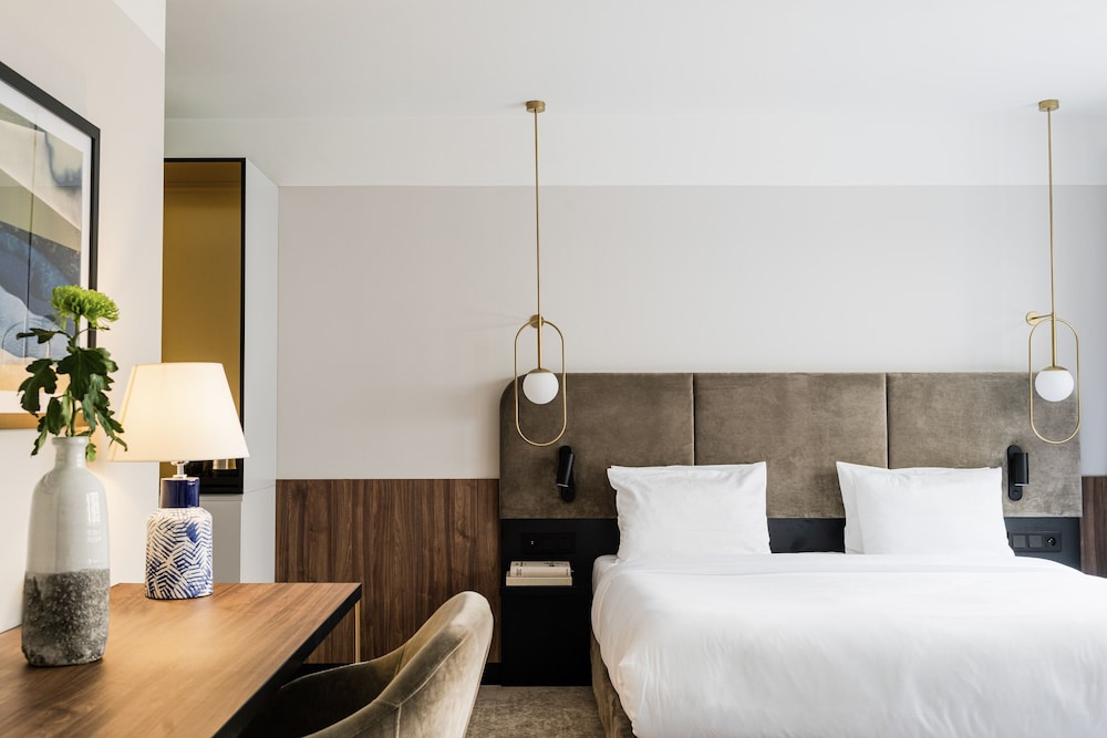 Standard Room, 1 Queen Bed - Photo 3