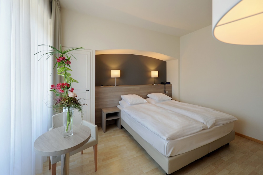 Standard Twin Room - Photo 4