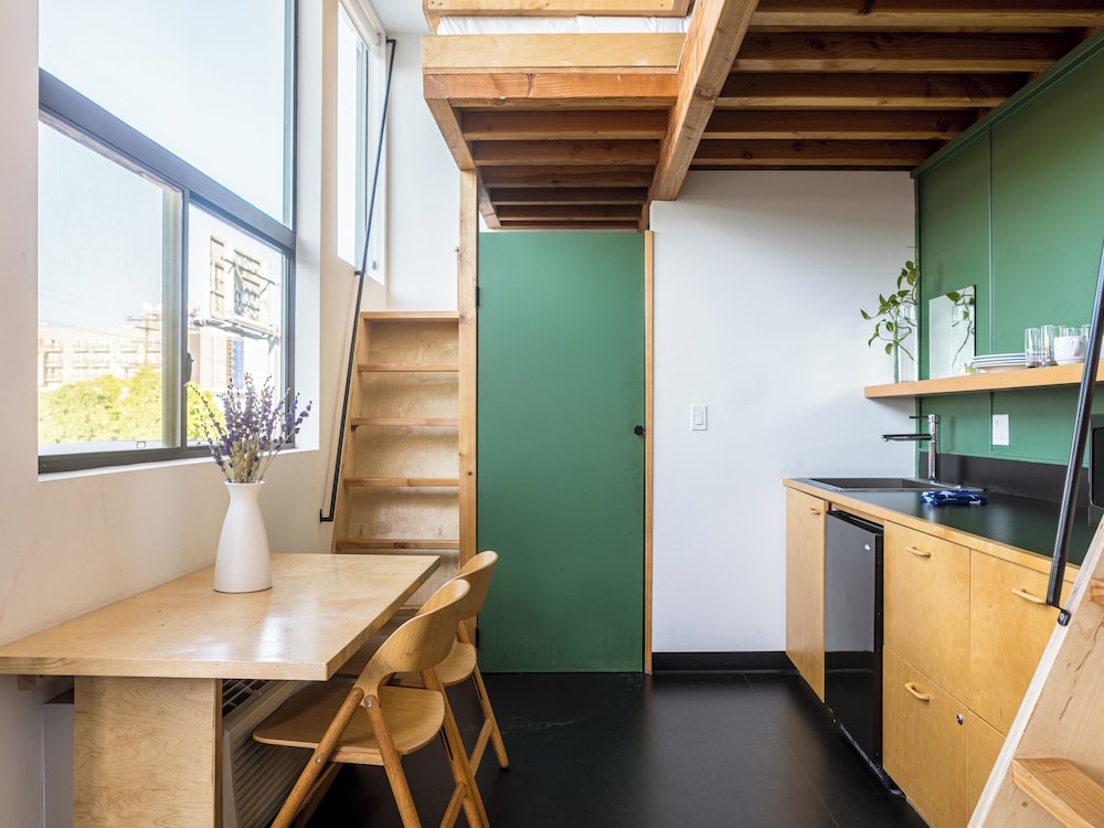 Studio, 1 Bedroom - Photo 2