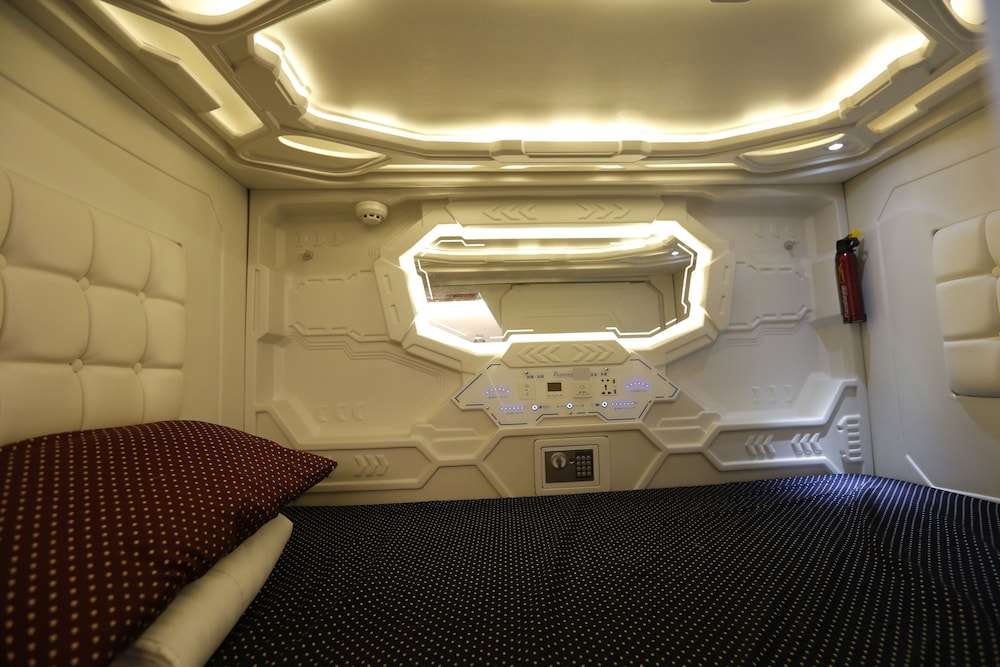 Bed in 6-bed Female Dormitory Room photo 2