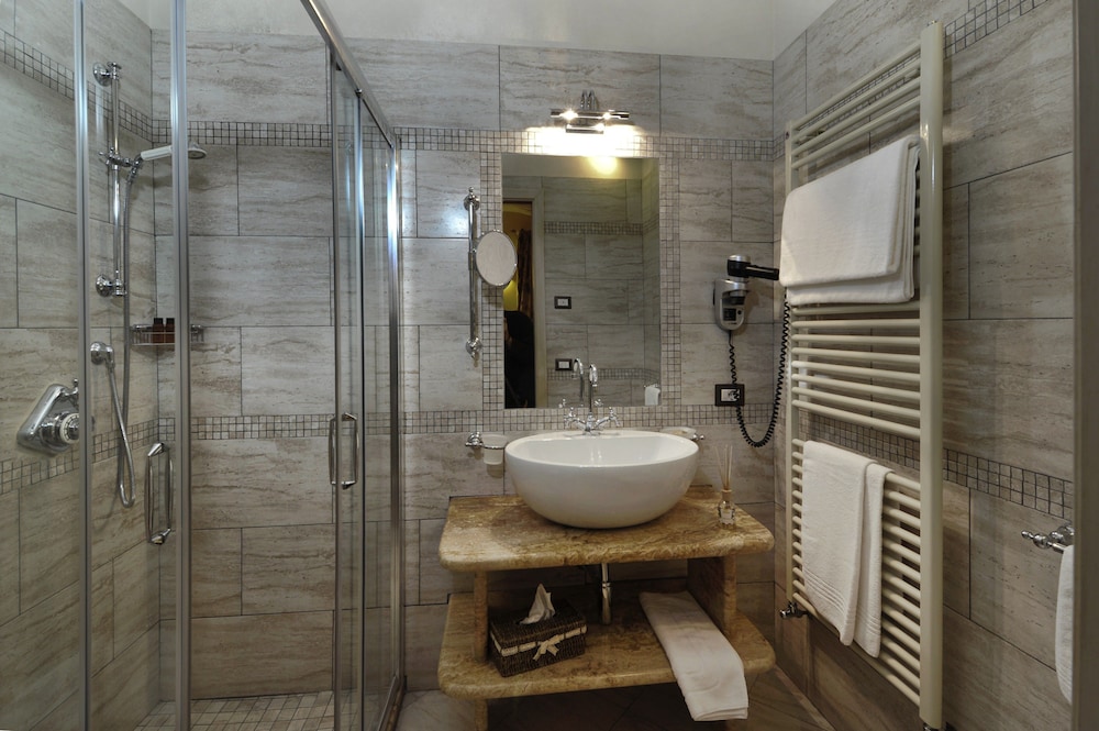 Superior Suite - Photo 10