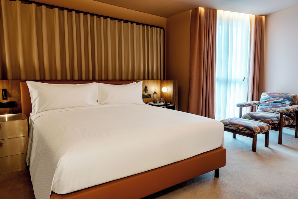 Junior Suite, 1 King Bed - Photo 3