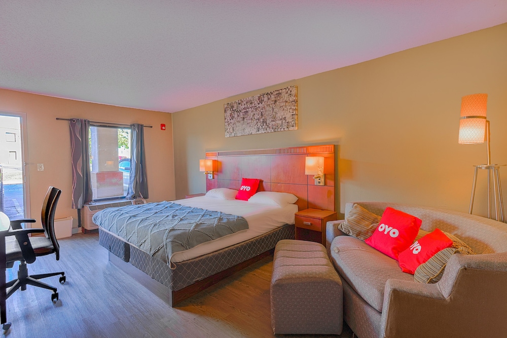 Room, 1 King Bed, Smoking photo 2