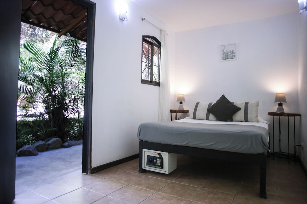 Standard Double Room, Shared Bathroom (#8)