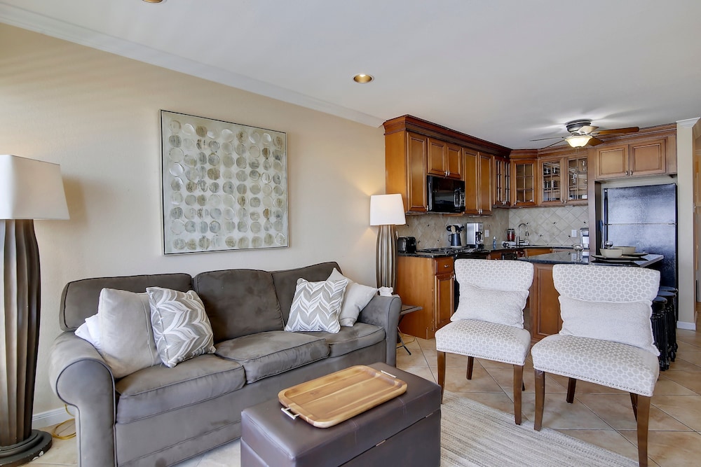 Condo, 2 Bedrooms