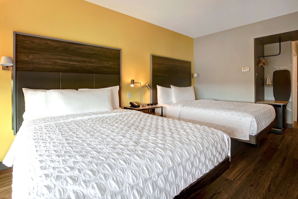 Room, 2 Queen Beds, Accessible, Bathtub - Photo 2