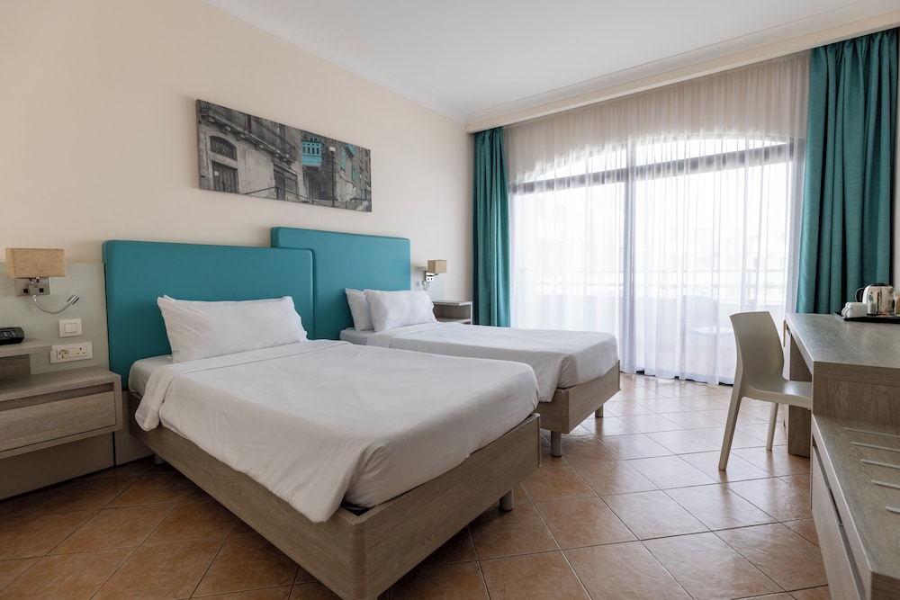 Standard Room, Balcony, Partial Sea View - Photo 5