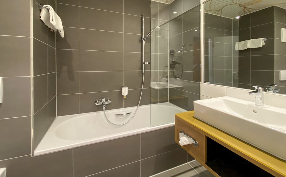 Family Room with Bathtub photo 2