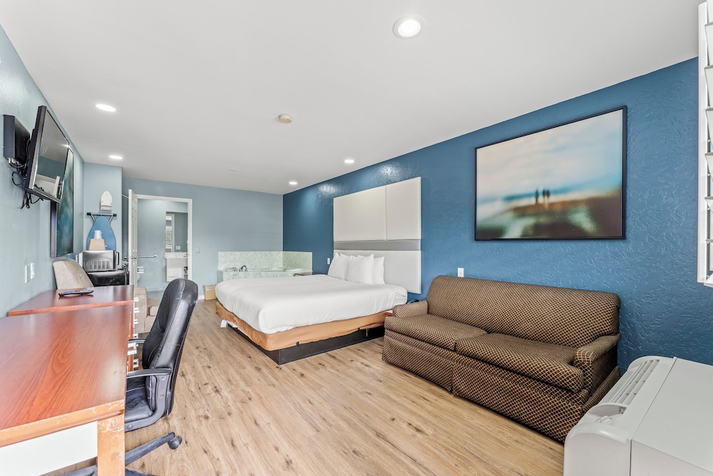 Suite, 1 King Bed, Non Smoking, Jetted Tub photo 1
