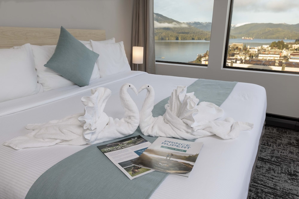 Standard Room, 1 King Bed, Balcony, Partial Ocean View - Photo 2