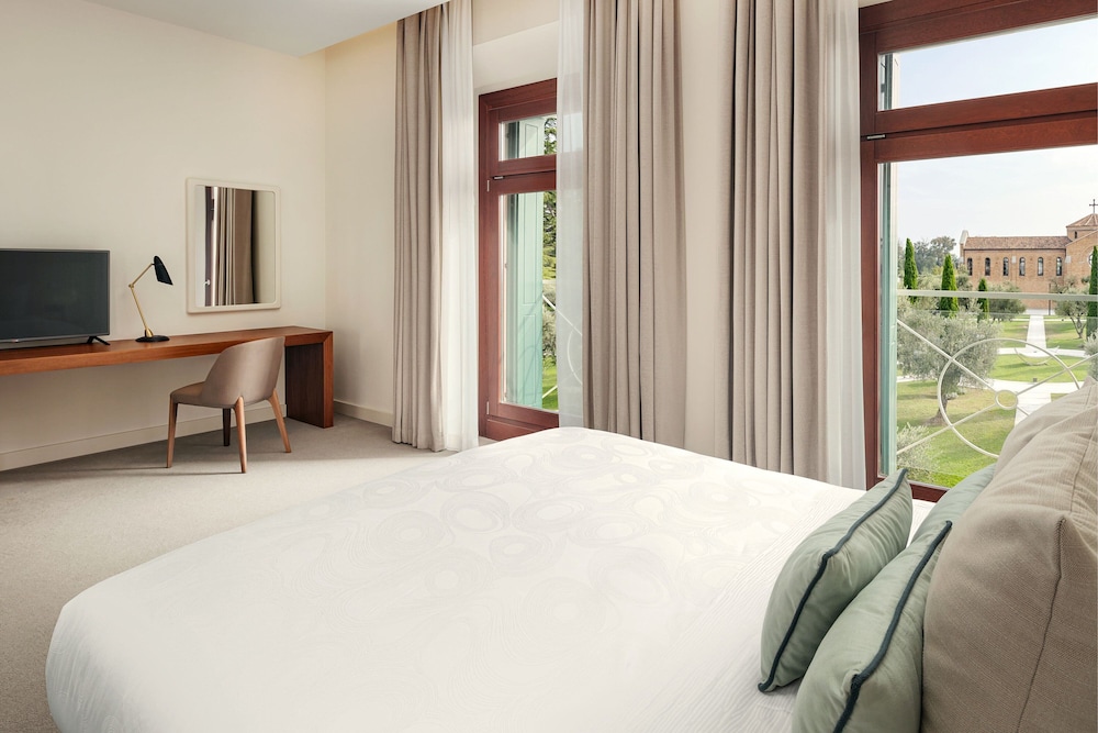 Deluxe Room, 1 King Bed photo 3