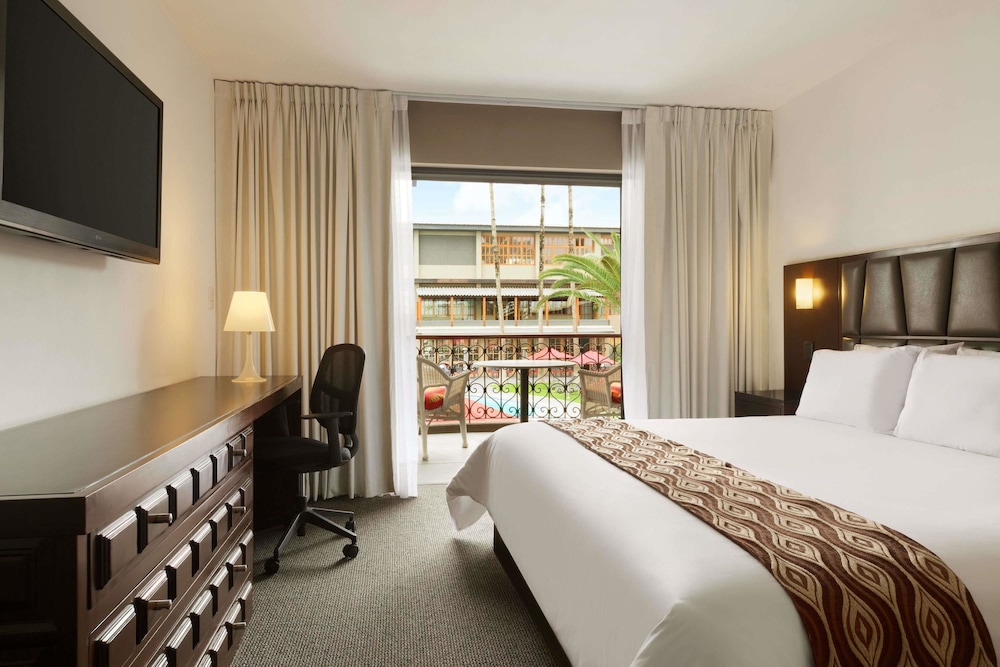 Room, 1 King Bed, Non Smoking, Pool View photo 1