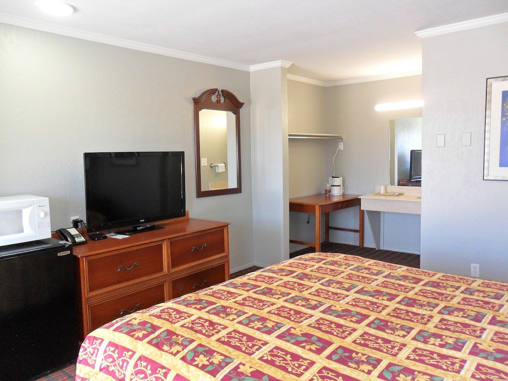 Room, 1 King Bed, Non Smoking photo 2